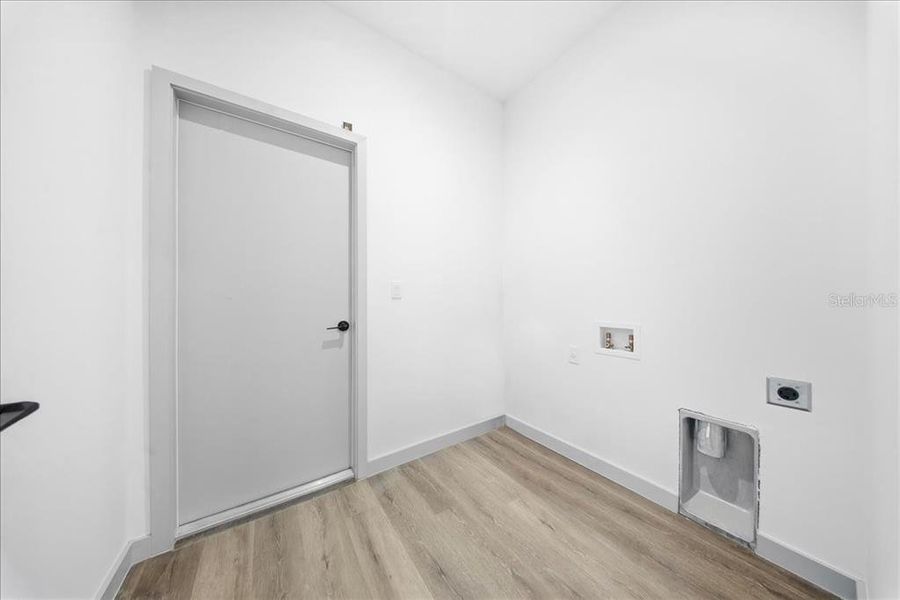 Spacious, unfurnished interior of a new home in , Lehigh Acres (Image 12).