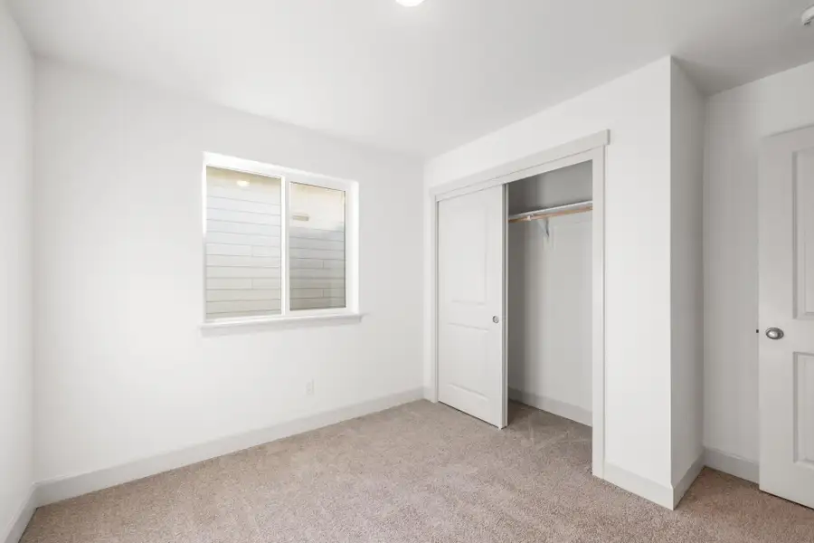 Spacious, unfurnished interior of a new home in Feather Ridge, Redmond (Image 15).