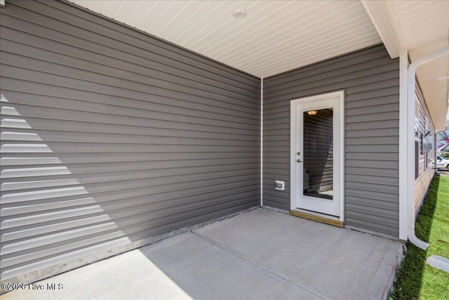 Exterior details and patio area of a home in Patriot Pointe, Jacksonville (Image 21).