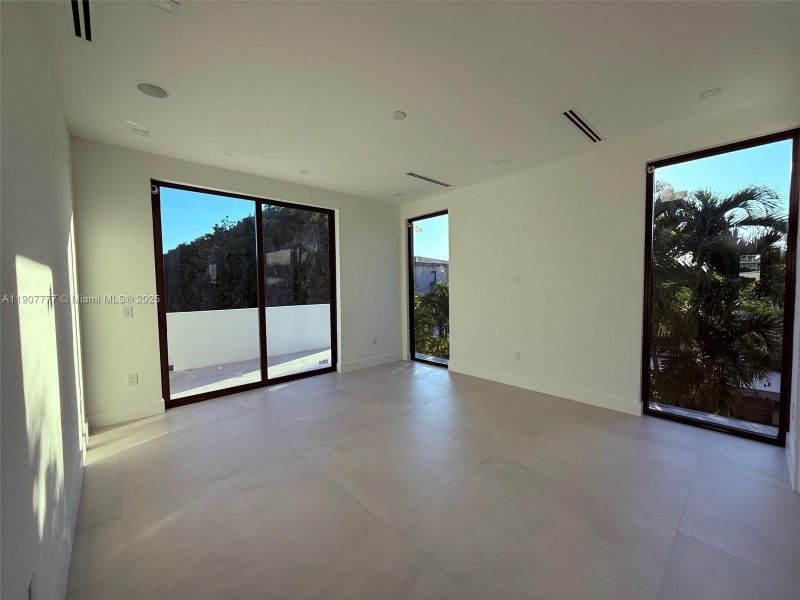 Spacious, unfurnished interior of a new home in , Surfside (Image 25).