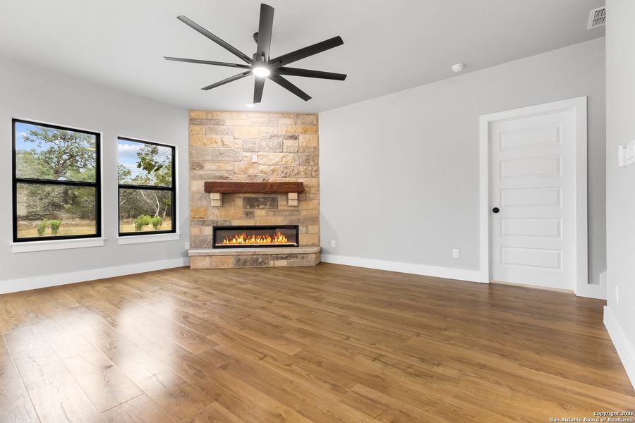 Spacious, unfurnished interior of a new home in , Bandera (Image 35).