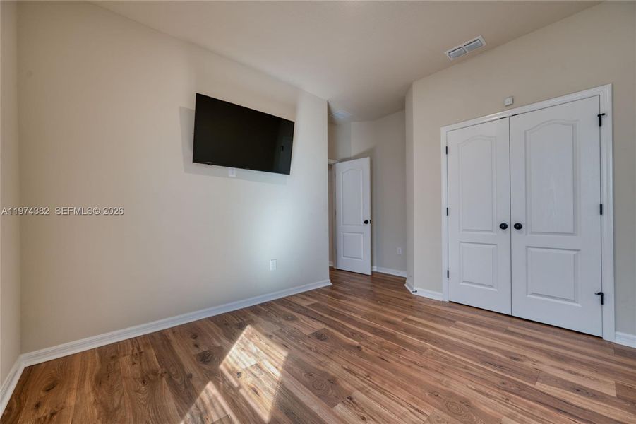 Spacious, unfurnished interior of a new home in , Clermont (Image 28).