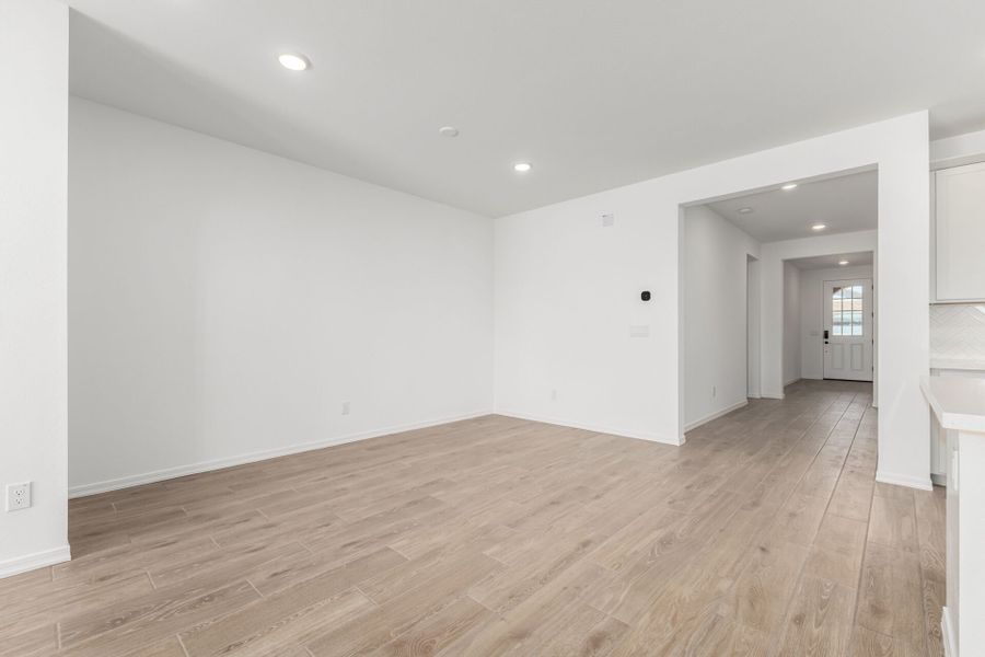 Spacious, unfurnished interior of a new home in Tyler Ranch, Buckeye (Image 9).
