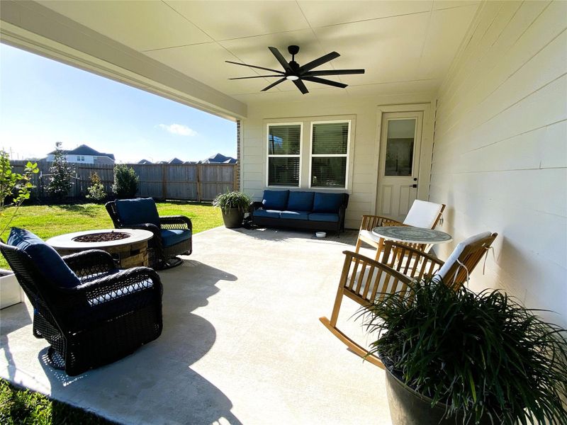 Exterior details and patio area of a home in Centennial Oaks, Santa Fe (Image 21).