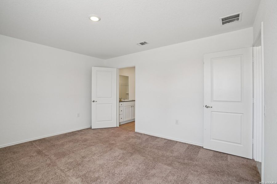 Spacious, unfurnished interior of a new home in Valle Sol, Von Ormy (Image 23).