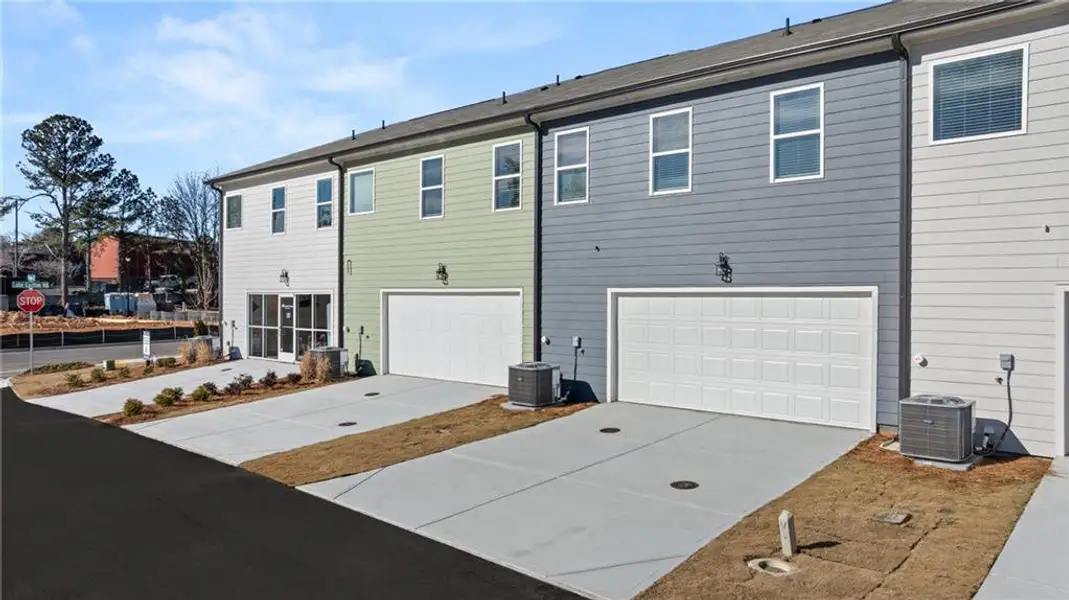 Exterior details and patio area of a home in Lake Carlton, Loganville (Image 4).