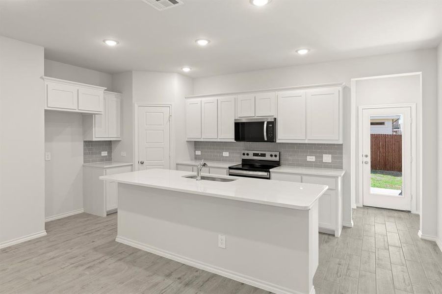 15. 3311 Dahlia - Kitchen (2)