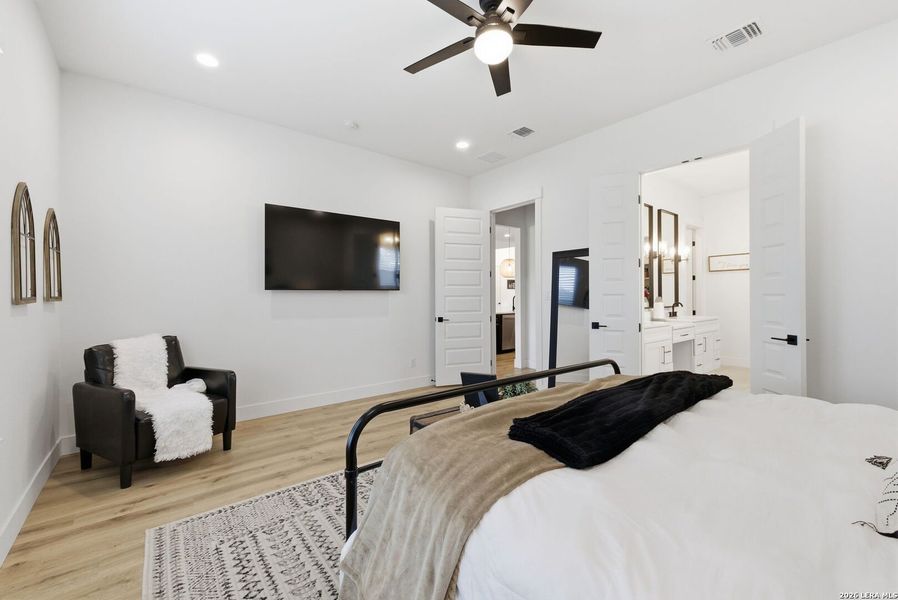 Furnished interior view inside a new home in , Bandera (Image 49).