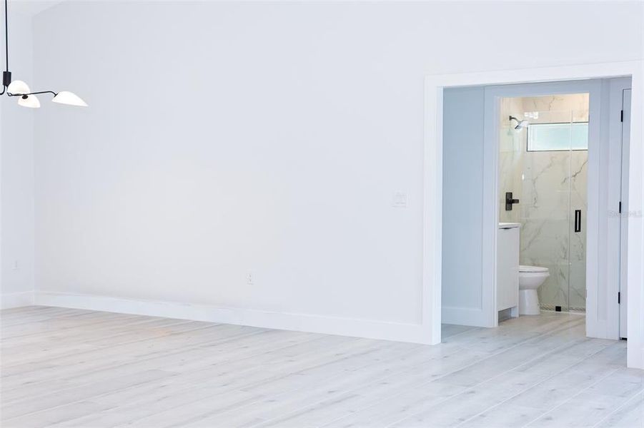 Spacious, unfurnished interior of a new home in , Ocala (Image 10).