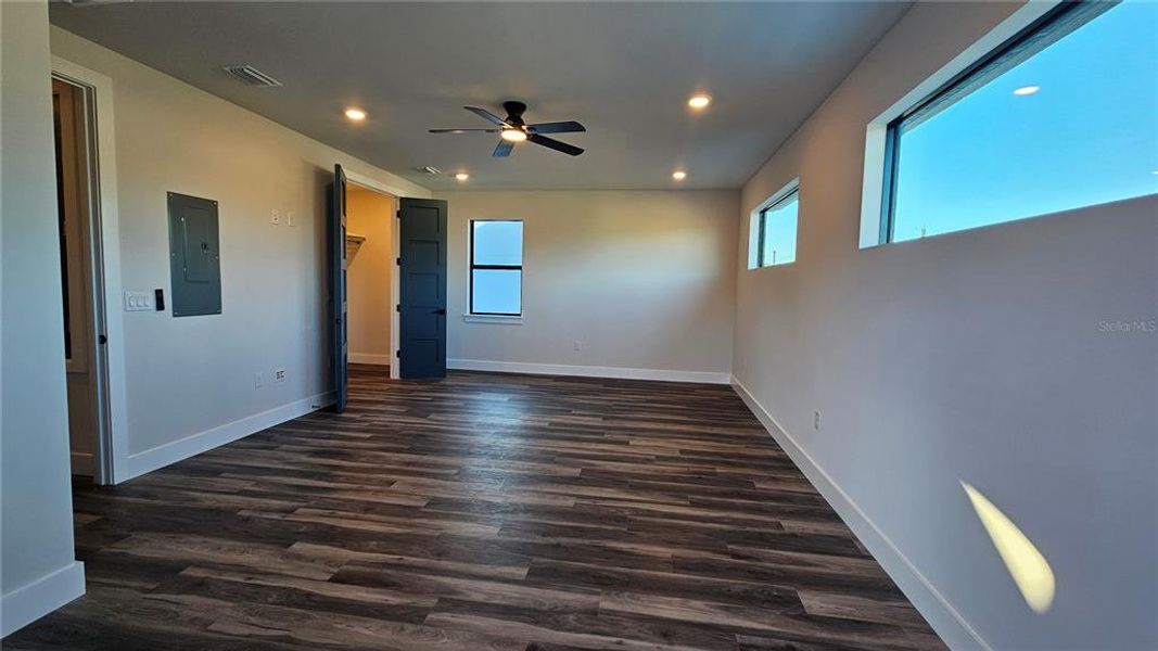 Spacious, unfurnished interior of a new home in , Tampa (Image 45).