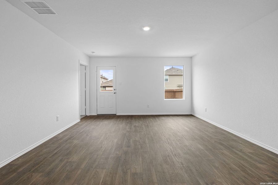 Spacious, unfurnished interior of a new home in Avenida, Converse (Image 22).
