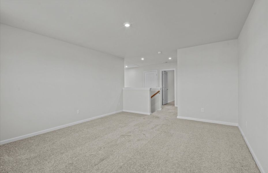 Spacious, unfurnished interior of a new home in Fox Hollow, Spartanburg (Image 27).