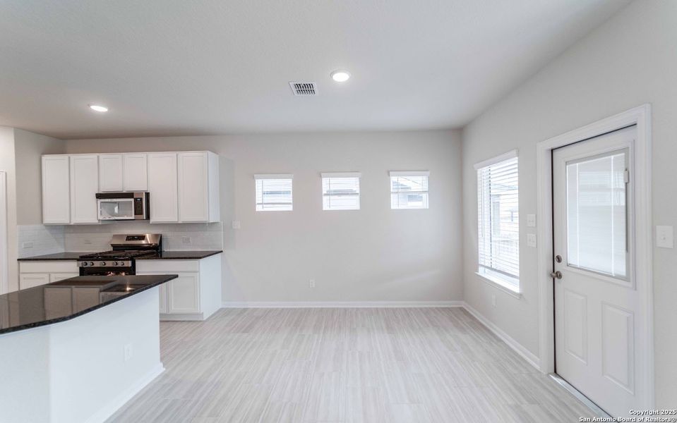 Image 14 of a home in Hickory Ridge.