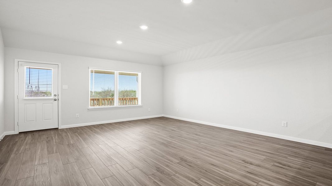 Spacious, unfurnished interior of a new home in Hunters Ranch, San Antonio (Image 19).