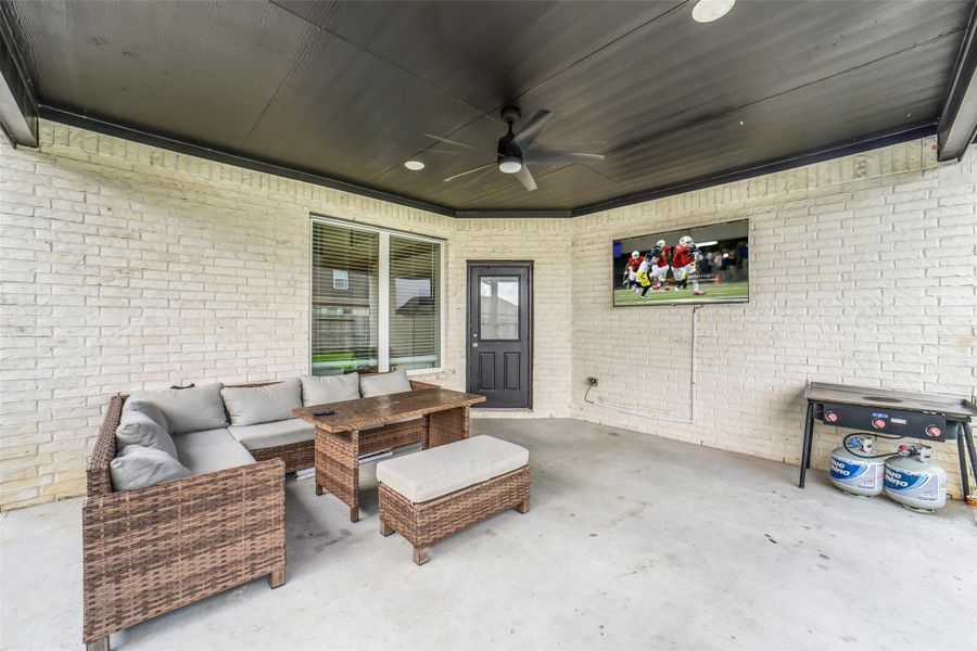Exterior details and patio area of a home in , Katy (Image 4).