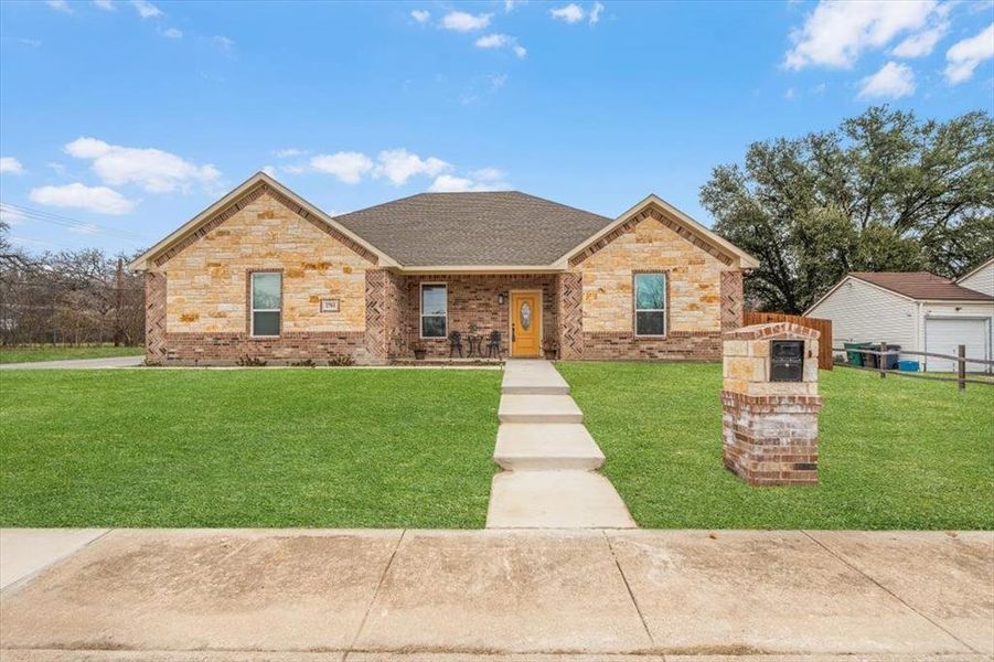 View of front of property featuring a front yard