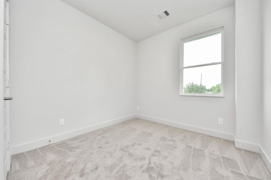 Spacious, unfurnished interior of a new home in Cay Landing, Houston (Image 31).