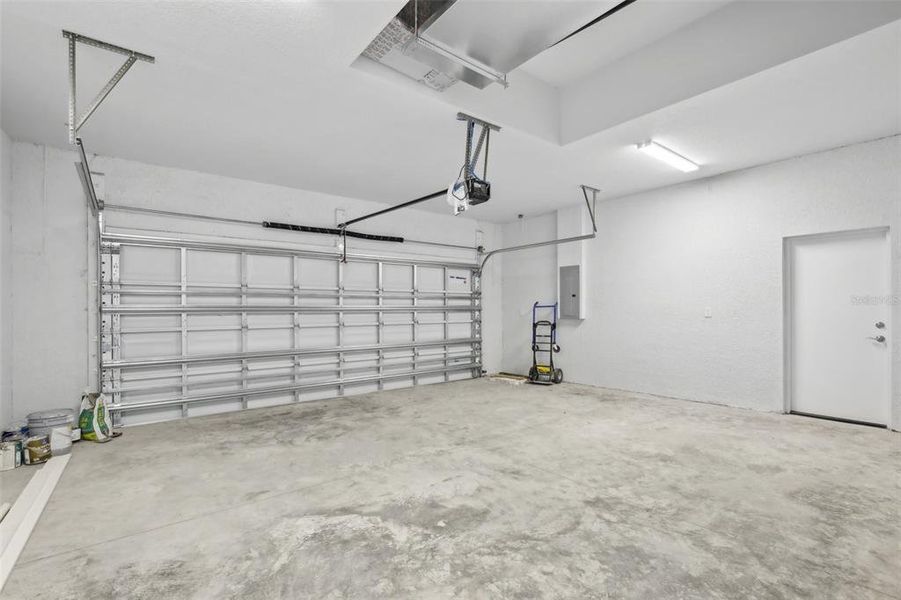 Spacious, unfurnished interior of a new home in , Sun City Center (Image 29).