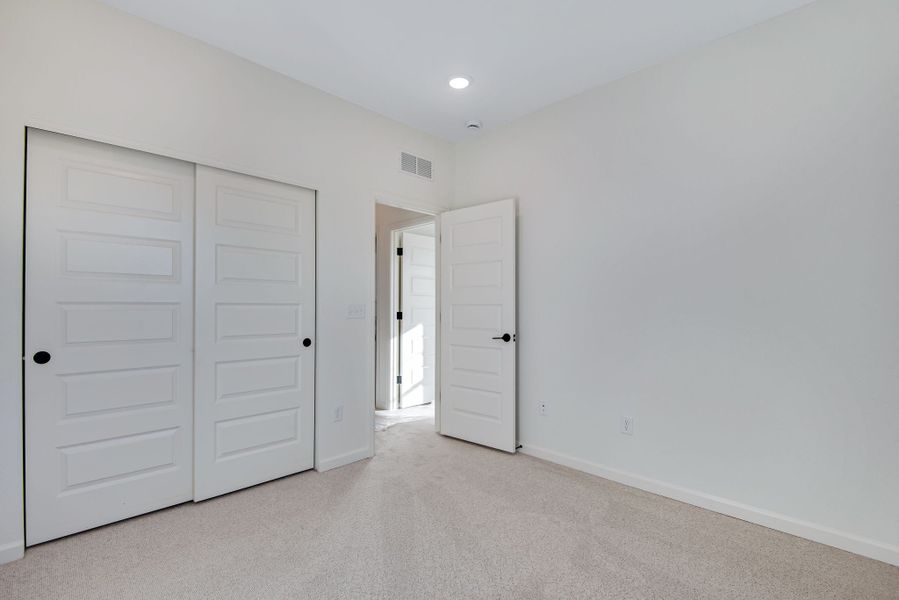 Spacious, unfurnished interior of a new home in Sterling Ranch, Littleton (Image 37).