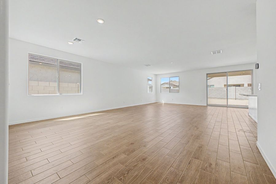Spacious, unfurnished interior of a new home in Landmarke, San Tan Valley (Image 5).