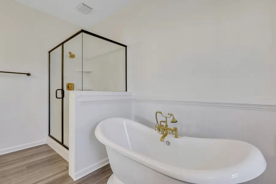 Laurel Owner’s Bath – Tub & Walk-In Shower Laurel Owner’s Bath – Tub & Walk-In Shower