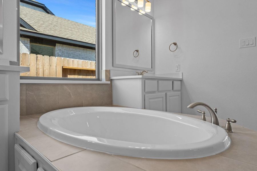 Close-up of interior finishes inside a home in Valencia 70', Manvel (Image 13).