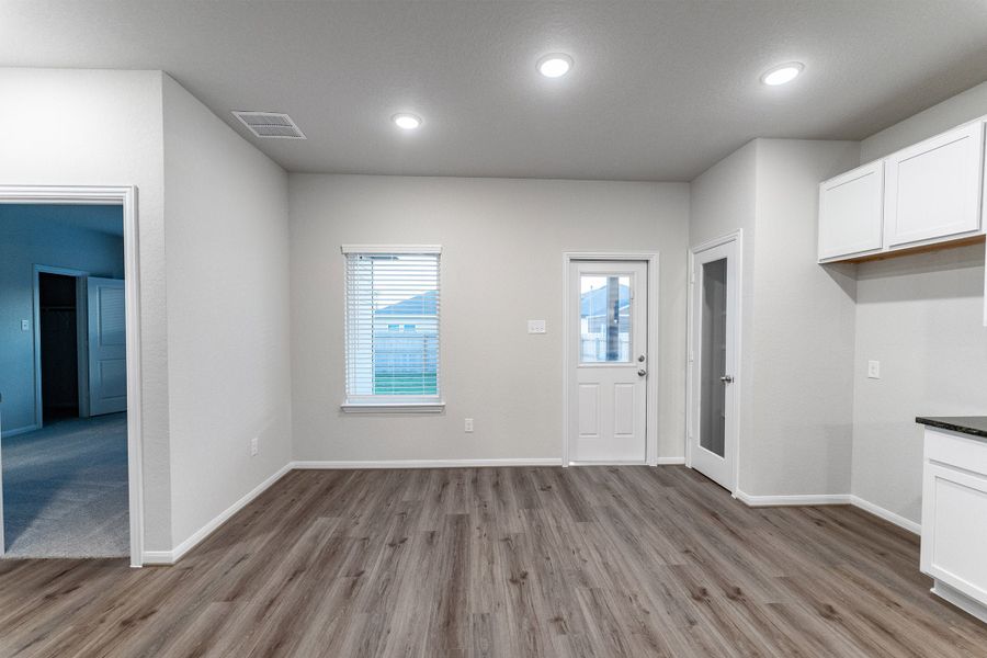 Spacious, unfurnished interior of a new home in Hennersby Hollow, San Antonio (Image 11).