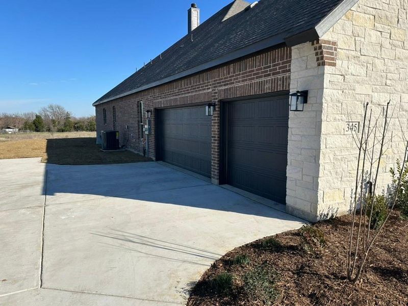 Exterior details and patio area of a home in Fannin Ranch, Leonard (Image 3).