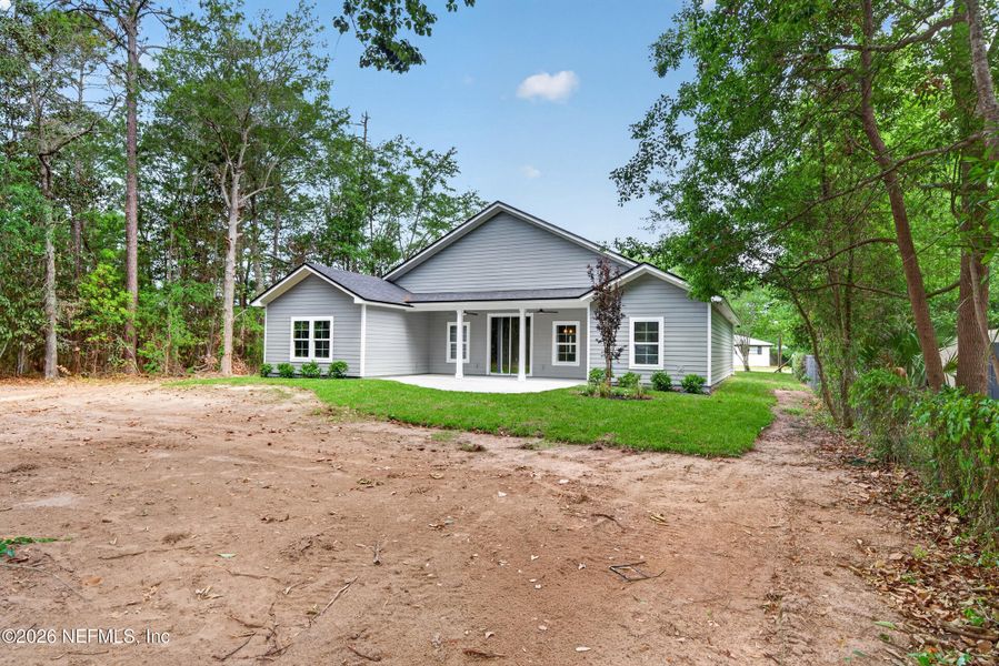Exterior details and patio area of a home in , Macclenny (Image 36).