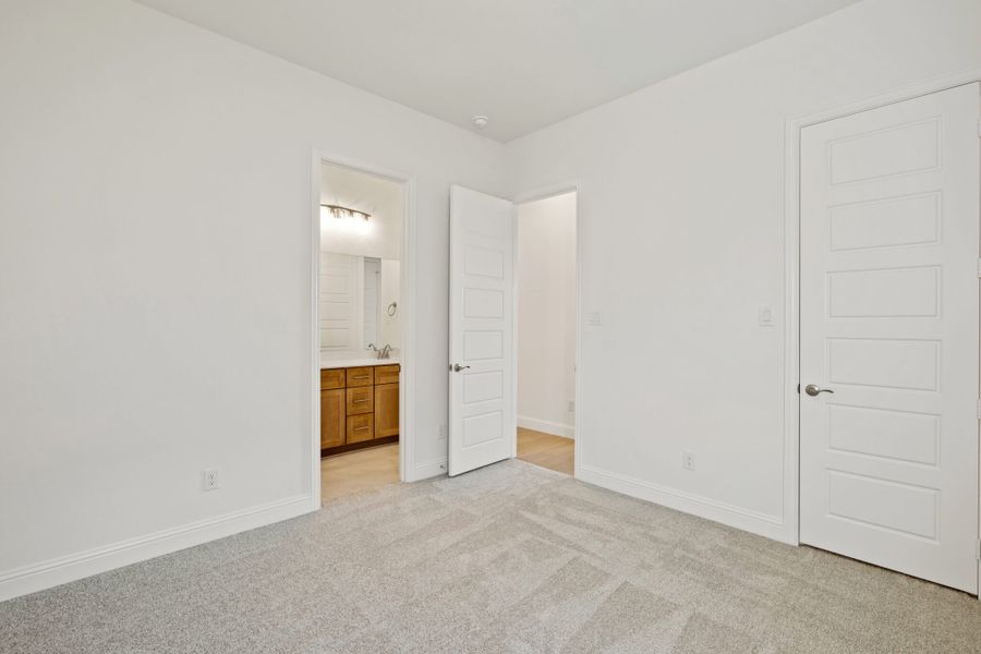 Spacious, unfurnished interior of a new home in Myrtle Creek, Waxahachie (Image 20).