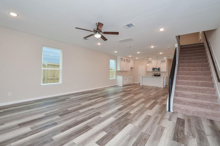 If your life is movie nights + casual hangouts, this open living room fits real furniture and real people—comfort first. If your life is movie nights + casual hangouts, this open living room fits real furniture and real people—comfort first.