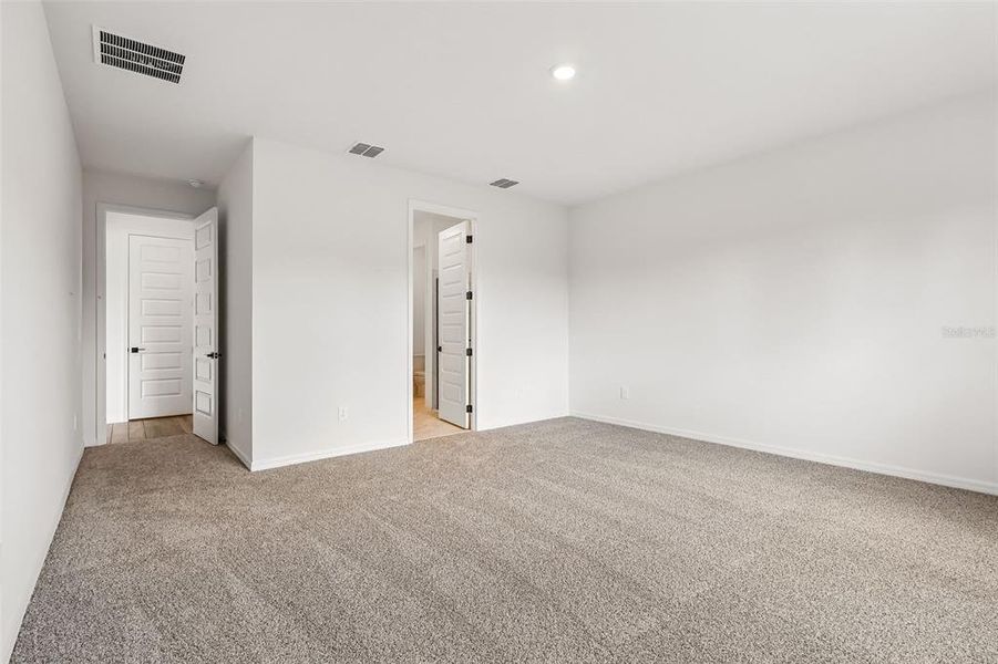 Spacious, unfurnished interior of a new home in The Grove at Stuart Crossing - Signature Series, Bartow (Image 27).