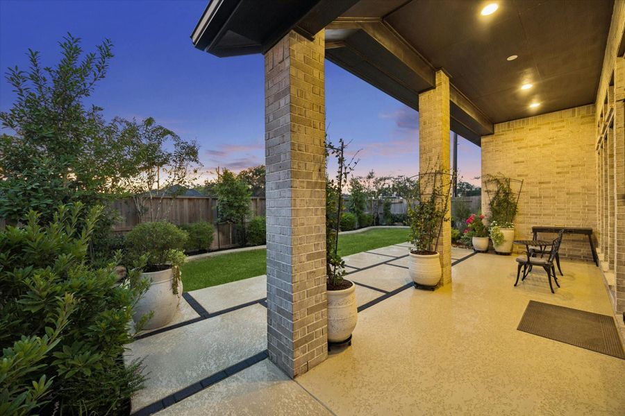 Exterior details and patio area of a home in Sienna, Missouri City (Image 4).
