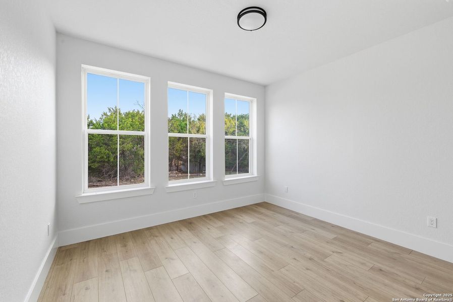 Spacious, unfurnished interior of a new home in , Bandera (Image 9).