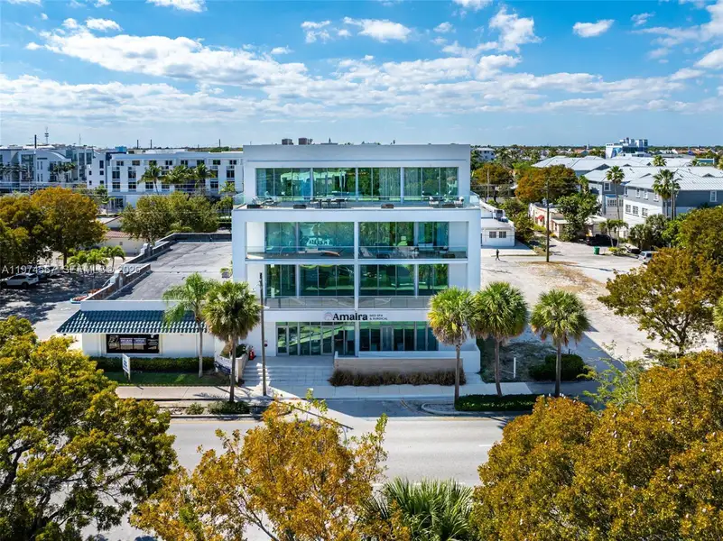 Condo located in Delray Beach, FL showcasing its design and architecture (Image 4). Condo located in Delray Beach, FL showcasing its design and architecture (Image 4).