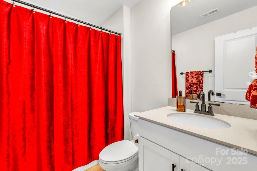 Suite bathroom (upstairs)