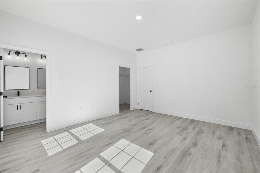 Spacious, unfurnished interior of a new home in , Citrus Springs (Image 6).