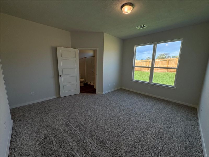 Spacious, unfurnished interior of a new home in , Huntsville (Image 10).