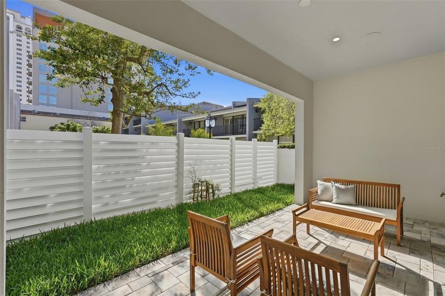 Exterior details and patio area of a home in , St. Petersburg (Image 30).