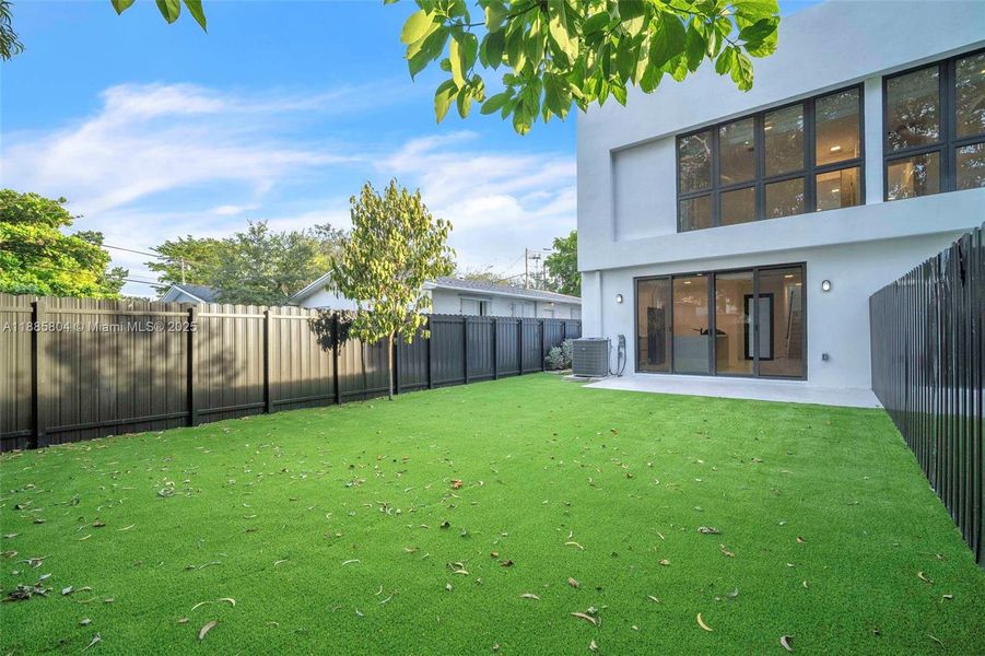 Exterior details and patio area of a home in , Miami (Image 36).