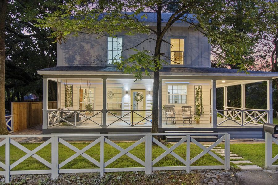 Exterior details and patio area of a home in , Charleston (Image 1).