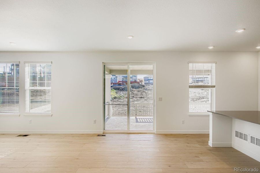 Spacious, unfurnished interior of a new home in Ken-Caryl Ranch, Littleton (Image 16).