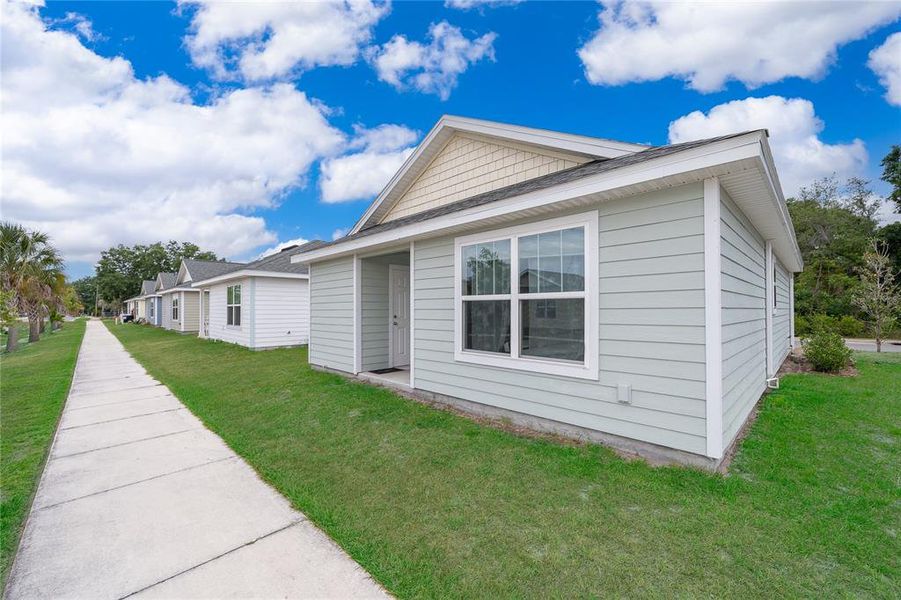 Exterior details and patio area of a home in , Tavares (Image 3).