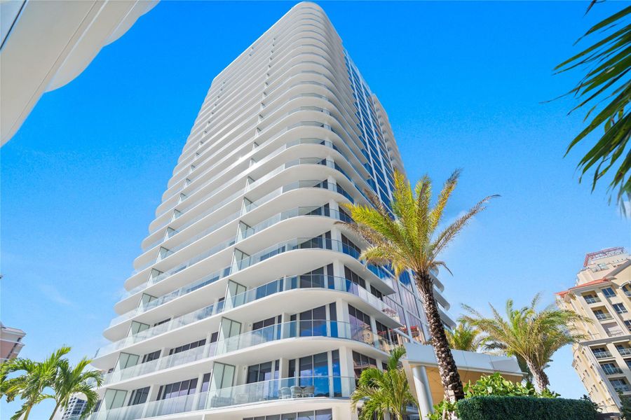 Condo located in Fort Lauderdale, FL showcasing its design and architecture (Image 32).