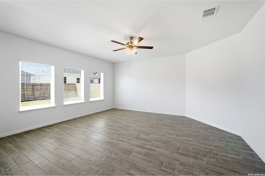 Spacious, unfurnished interior of a new home in Laurel Vistas, San Antonio (Image 19).