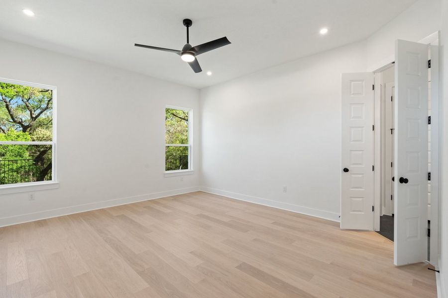 Spacious, unfurnished interior of a new home in Persimmon, Buda (Image 26).