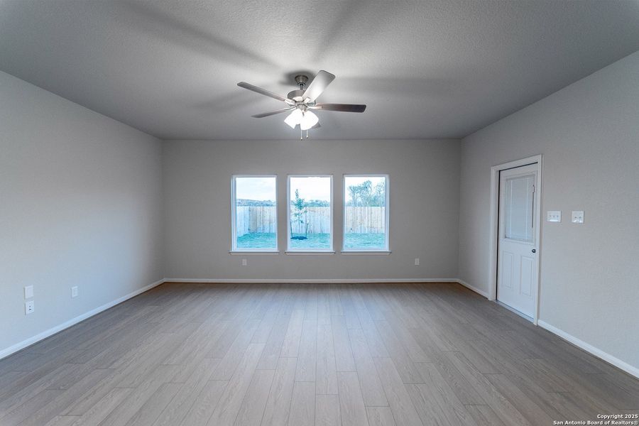 Spacious, unfurnished interior of a new home in Hennersby Hollow, San Antonio (Image 16).