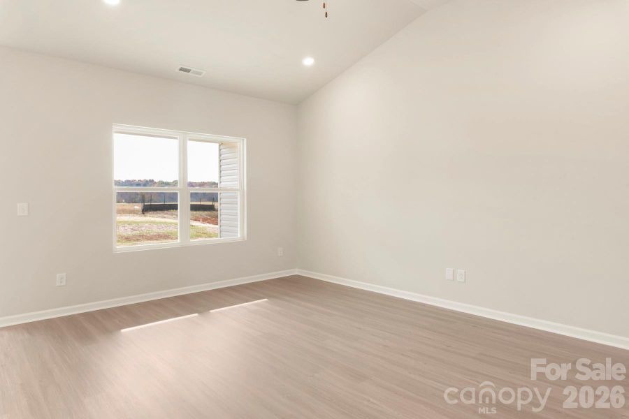Spacious, unfurnished interior of a new home in Stagecoach Station, Gastonia (Image 9).