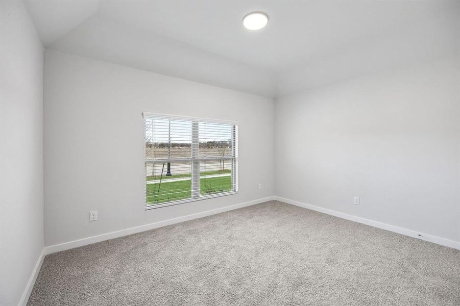 Spacious, unfurnished interior of a new home in Dove Hollow, Waxahachie (Image 24).