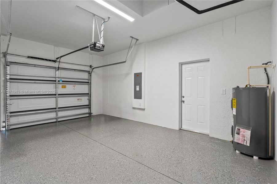 Spacious, unfurnished interior of a new home in , Lehigh Acres (Image 10).